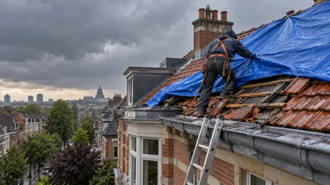 Bâchage d’urgence d’une toiture endommagée par la tempête, en attendant la réparation