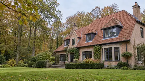 Toiture en tuiles d’une villa de Rhode-Saint-Genèse en lisière de la forêt de Soignes