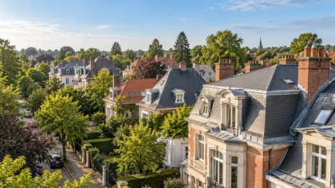 Toits en ardoises et tuiles des maisons de maître d’Uccle, vus en hauteur