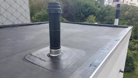 Membrane EPDM d’un toit plat avec une sortie de ventilation étanchée et une rive en aluminium