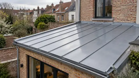 Toiture en zinc à joint debout sur l’annexe d’une maison bruxelloise